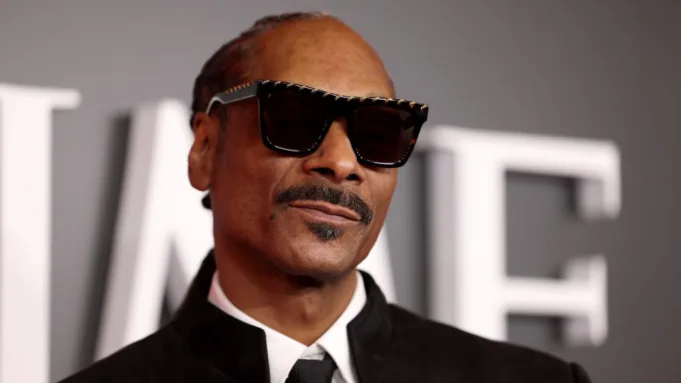 Snoop Dogg mengatakan 'saya buruk' untuk komentar tentang pasangan gay di 'Lightyear'
