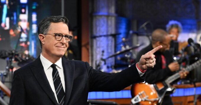 Stephen Colbert bereaksi terhadap Trump diss; Jon Stewart, John Oliver bergabung
