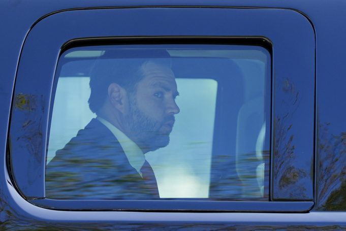 Superman Goes Evil, Texas Gop Going Rogue, dan JD Vance Pergi Berlibur
