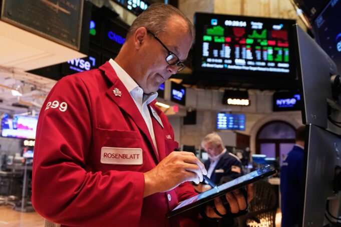 Tank pasar saham di tengah tarif baru dan laporan pekerjaan yang jelek
