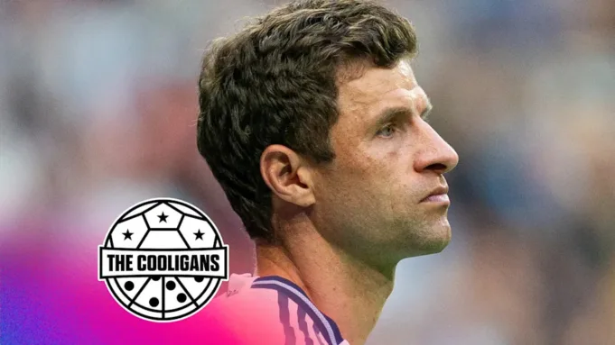 Thomas Muller #13 dari Vancouver Whitecaps menunggu di sampingan untuk memasuki pertandingan MLS melawan Houston Dynamo FC di BC Place pada 17 Agustus 2025. (Foto oleh Rich Lam/Getty Images)