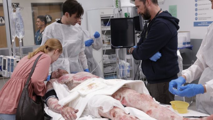 Tim makeup 'The Pitt' menggunakan situs web pelatihan medis untuk membuat darah dan prosthetics yang realistis
