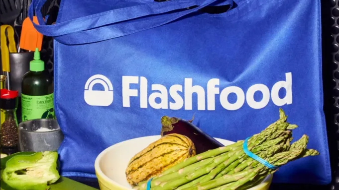 Kulkas bermerek Flashfood di toko kelontong