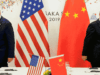 Mantan Presiden Donald Trump berpidato di podium dengan ekspresi tegas, bendera AS dan Tiongkok dipajang berdampingan di latar belakang. Simbol-simbol ekonomi seperti grafik tarif, kontainer kargo, dan panah bawah yang bersilangan menggambarkan meningkatnya ketegangan perdagangan yang dijelaskan dalam pidatonya.