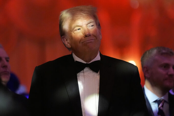 Trump untuk membangun ballroom baru yang mengkilap sebagai tank ekonomi dan pekerjaan berkurang
