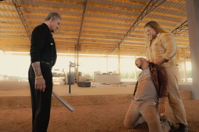 'Tulsa King': Sylvester Stallone's Stunt Double Breaks Down Menciptakan Adegan Pertarungan Pertanian Windmill Musim 2
