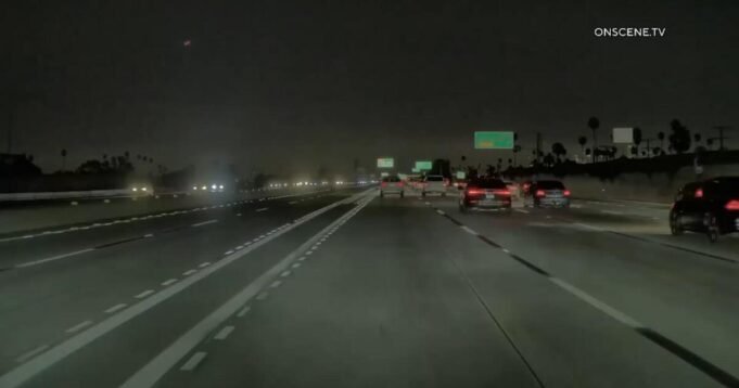 Video: Sparks terbang dalam kecelakaan dramatis di LA Freeway

