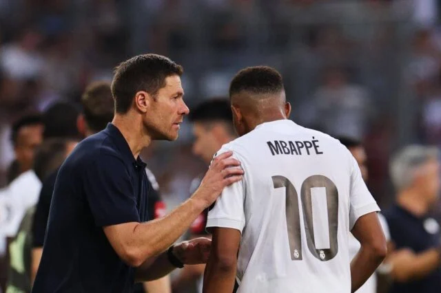 Alonso memberikan instruksi kepada Mbappe.