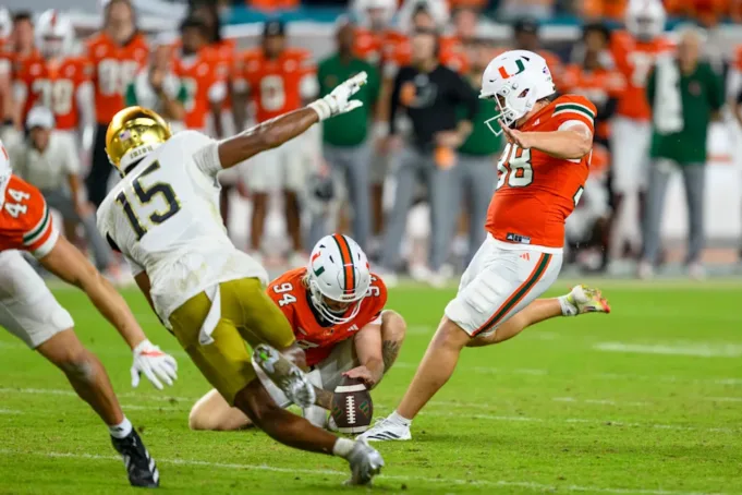 Miami Gardens, FL - 31 Agustus: Miami Hurricanes Punter Dylan Joyce (94) memegang bola sebagai kicker Miami Hurricanes Carter Davis (38) menendang gol lapangan yang menang selama pertandingan sepak bola perguruan tinggi melawan Notre Dame Fighting Irish pada 31 Agustus 2025 di Hard Stadium di Miami Gardens, FLL, FLLE, FLLE, FLLE, FLLE, FLLE, FLLE, FLLE, FLLE, FLL, FLLE, FLLE, FLLE, FLL, FLL. (Foto oleh Doug Murray/Icon Sportswire via Getty Images)