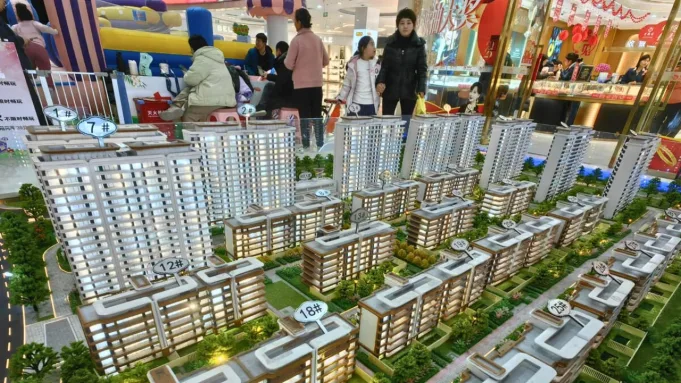 Ekonomi China, yang selama beberapa dekade menjadi mesin pertumbuhan global, kini menghadapi tantangan serius.