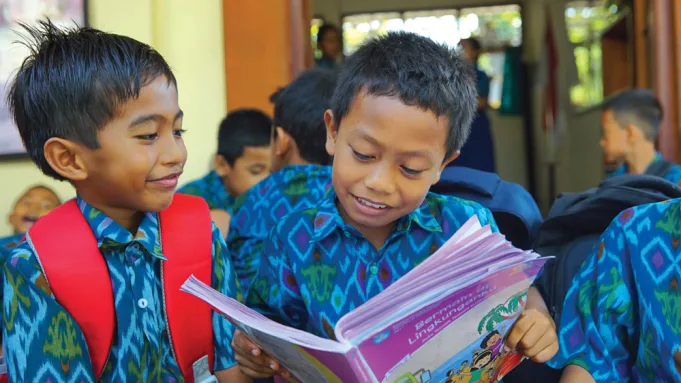 Pemerintah Indonesia meluncurkan 3.270 buku anak terjemahan sebagai upaya meningkatkan minat baca dan literasi di kalangan anak-anak.