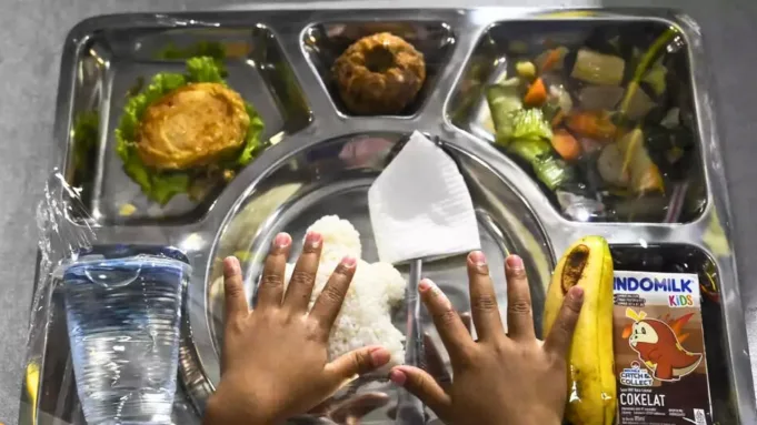 Pemerintah Indonesia mengirim tim khusus ke China untuk memverifikasi kehalalan baki makanan yang akan digunakan dalam program makanan gratis.