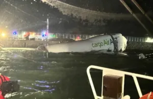 Dua orang tewas setelah pesawat kargo tergelincir dari landasan pacu di Hong Kong