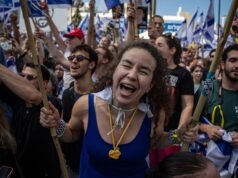 Kegembiraan bagi keluarga sandera yang masih hidup, sementara keluarga sandera yang meninggal mengecam penundaan tersebut