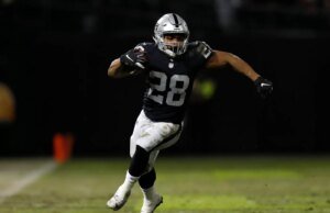 Mantan anggota NFL, Doug Martin, meninggal dalam tahanan polisi Oakland, kata sumber