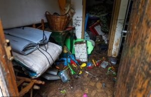 Video clip dramatis menunjukkan dampak banjir bandang dahsyat yang melanda tempat liburan di Inggris ketika resor lain mengumumkan keadaan darurat