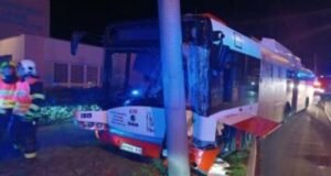 Tujuh orang terluka di Ústí nad Labem: Bus troli menabrak tiang!