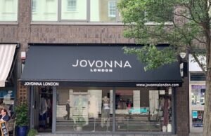 Momen mengejutkan sekelompok pencuri menggeledah toko pakaian di London dan kabur dengan barang-barang senilai £1.700 sementara staf yang ketakutan menonton tanpa daya.