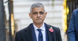 Polisi Met sedang menyelidiki ‘puluhan’ kasus geng perawatan, Mark Rowley mengungkapkan ketika Sadiq Khan dituduh ‘mengambil mickey’ dari para korban