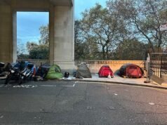 ‘Desa tenda’ dengan 30 orang yang tidur nyenyak muncul di jalan terkenal di London yang dipenuhi teater West End dan hotel Savoy seharga £800 per malam