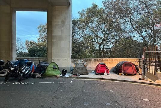 ‘Desa tenda’ dengan 30 orang yang tidur nyenyak muncul di jalan terkenal di London yang dipenuhi teater West End dan hotel Savoy seharga £800 per malam