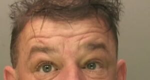 Polisi meluncurkan perburuan terhadap tahanan LAIN yang dibebaskan secara tidak sengaja setelah dia diizinkan meninggalkan penjara sambil menunggu persidangan