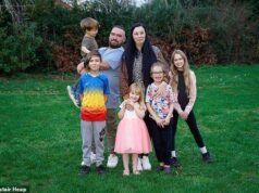 Keluarga beranggotakan tujuh orang ini mendapat tunjangan kesejahteraan £1,900 sebulan – dan bisa mendapat £10,000 setahun lebih banyak jika batasan dua anak dicabut… jadi bagaimana kita harus menyeimbangkan kebutuhan mereka dengan hak-hak pembayar pajak yang bekerja keras?