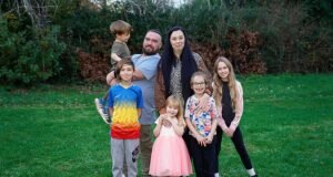 Keluarga beranggotakan tujuh orang ini mendapat tunjangan kesejahteraan £1,900 sebulan – dan bisa mendapat £10,000 setahun lebih banyak jika batasan dua anak dicabut… jadi bagaimana kita harus menyeimbangkan kebutuhan mereka dengan hak-hak pembayar pajak yang bekerja keras?