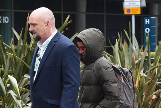 Naga Munchetty menunjukkan ketegangannya saat dia meninggalkan BBC Breakfast bersama seorang penjaga keamanan sambil menghadapi penyelidikan formal atas tuduhan penindasan