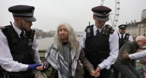 Polisi menangkap lima orang setelah spanduk Aksi Palestina digantung di Jembatan Westminster saat para pendukung pro-Gaza berjanji akan melakukan aksi massal selama seminggu