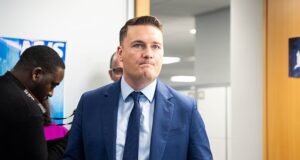 Kepala ajudan PM Morgan McSweeney dan Menteri Kesehatan Wes Streeting ‘meneriakkan konfrontasi pertandingan’ atas pengarahan Merah-Merah