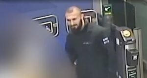 Pencari suaka asal Irak yang menyeringai mengacungkan jempol kepada korban perempuan, 20 tahun, sebelum melancarkan serangan seksual yang mengerikan terhadapnya di kereta