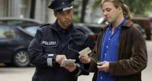 Sebuah desa di Republik Ceko telah mencapai bagian berbahaya: Seorang gadis kecil menjaga sudut jalan! Bagaimana dengan ahlinya?