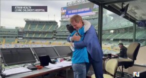 Boy bertemu kembali dengan pahlawan sepak bola setelah transplantasi jantung