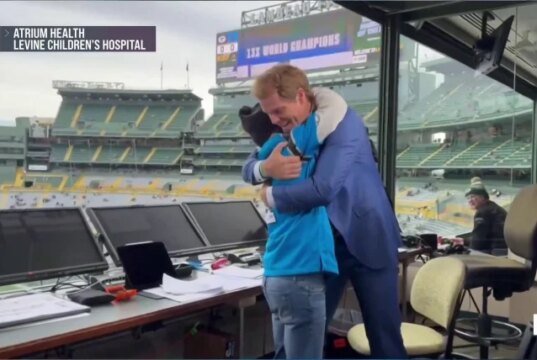 Boy bertemu kembali dengan pahlawan sepak bola setelah transplantasi jantung