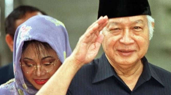 1763267388_690cbac2c7ae1-ilustrasi-foto-soeharto_663_372.jpg