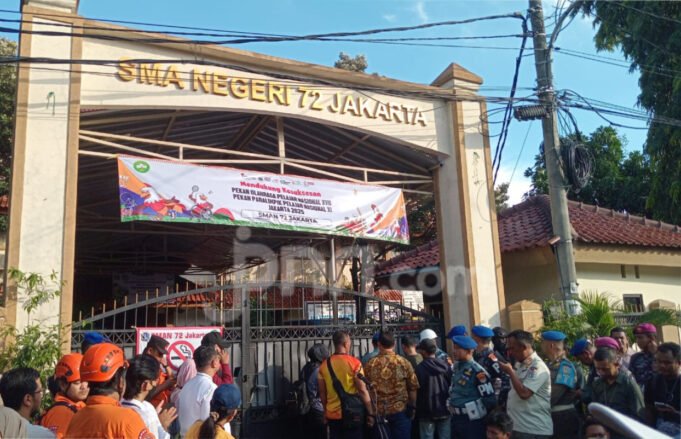 1763339142_suasana-di-gerbang-sman-72-jakarta-kelapa-gading-jakarta-uta-4ob8.jpg