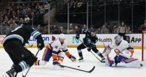 Matthew Schaefer dari Kepulauan termuda yang mencetak gol PL musim reguler