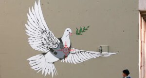 Pria yang dipenjara karena ‘menghancurkan dan merampas’ pencurian Banksy’s Girl with Balloon print|Berita Seni dan Budaya