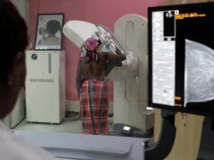 Wanita Kenya menghadapi preconception kanker dengan prostesis payudara rajutan|Wanita