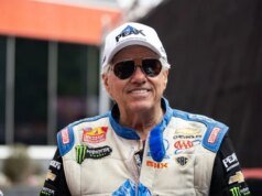 Legenda balap drag John Force pensiun pada usia 76 tahun