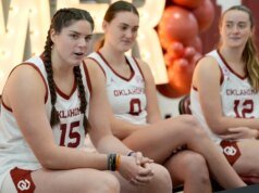 Roundup 25 Teratas Wanita: W. Va. mengalahkan Duke No. 15 dengan hanya 5 pemain