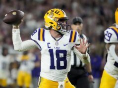Arkansas bersiap menghadapi serangan QB berkepala dua LSU