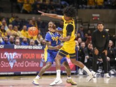 West Virginia mengalahkan Pitt 71-49 di Backyard Brawl