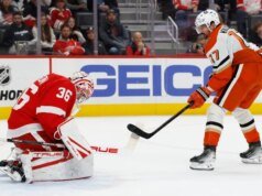 Malam 3 poin Alex DeBrincat membuat Red Wings mengalahkan Ducks