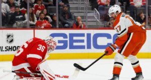 Malam 3 poin Alex DeBrincat membuat Red Wings mengalahkan Ducks