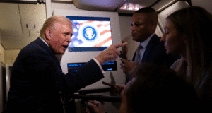 Donald Trump mengecam wartawan, menyebut yang satu ‘babi’ dan yang existed ‘orang jahat’ ketika mereka menanyainya mengenai arsip Epstein dan Arab Saudi