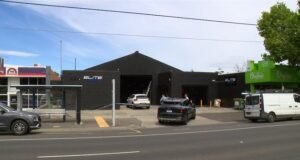 Seorang pria berjuang untuk hidup setelah diserang dengan parang di tempat cuci mobil di Essendon, Melbourne