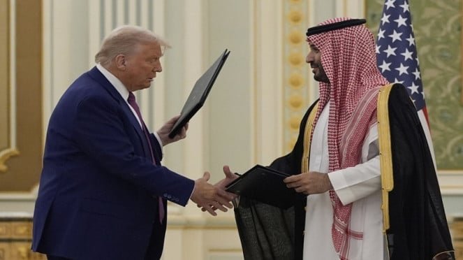 68245da651ce6-presiden-as-donald-trump-bersama-pangeran-mohammed-bin-salman-mbs-di-riyadh_663_372.jp_.jpeg