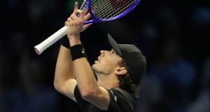 Bintang tenis Australia Alex de Minaur menenggelamkan Taylor Fritz untuk menjaga harapan ATP Finals tetap hidup